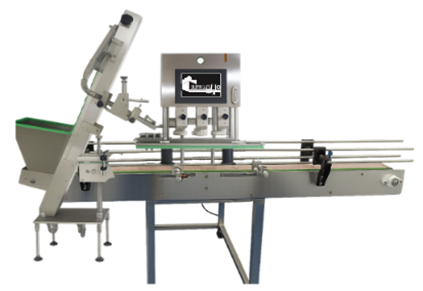 Máquina tapadora automática de botellas con sistema de elevador y posicionamiento de tapas. Ideal para líneas de envasado industriales, garantiza precisión, rapidez y eficiencia en el cerrado de envases.